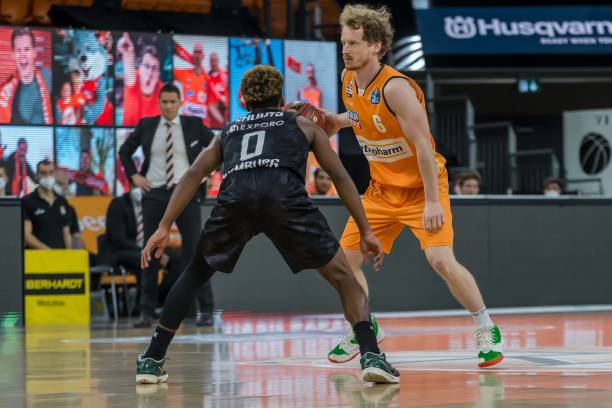 更盼望她能 更盼望她能